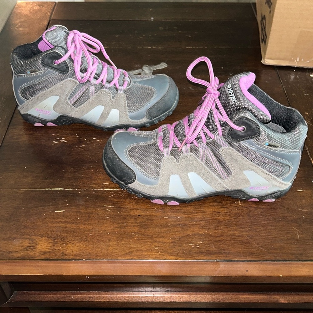 Hi-tec Women’s hiking boots in size 5.5 US. Feel free to send in an offer!!